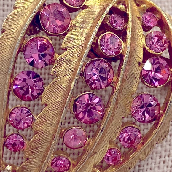 Vintage Textured Gold Leaf Brooch/ Pin With Rows of Pink Rhinestones - Picture 2 of 5